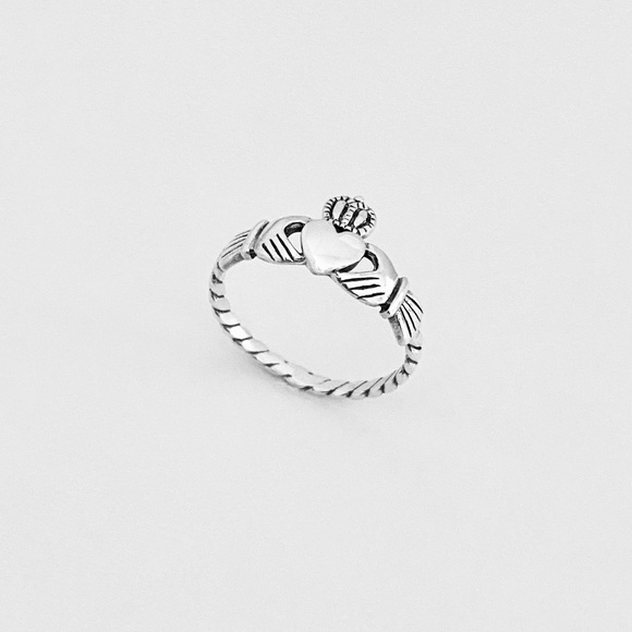 Sterling Silver Irish Claddagh Ring with Rope Band, Friendship Love Heart Rings - Picture 5 of 13